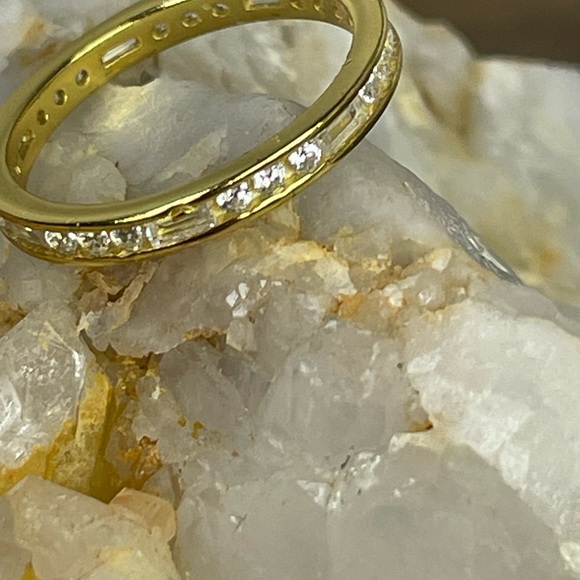 1 CARAT WHITE SAPPHIRE Eternity ring. 14k over silver. - Picture 7 of 10